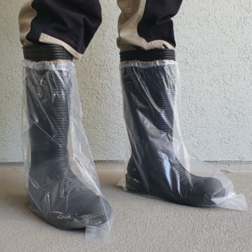 Stiefel mit Plastiküberzieher